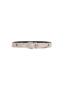 Cinturón de ante beige con ojales metálicos y una hebilla rectangular plateada. Presenta un respaldo negro y un ajuste ajustable con una textura suave.