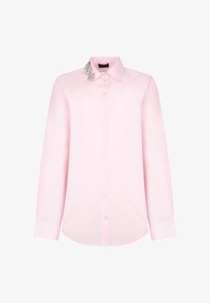 Hellrosa langärmeliges Hemd mit Knopfleiste und spitzem Kragen, mit silbernen, blumenförmigen Schmuckverzierungen am linken Kragen.
