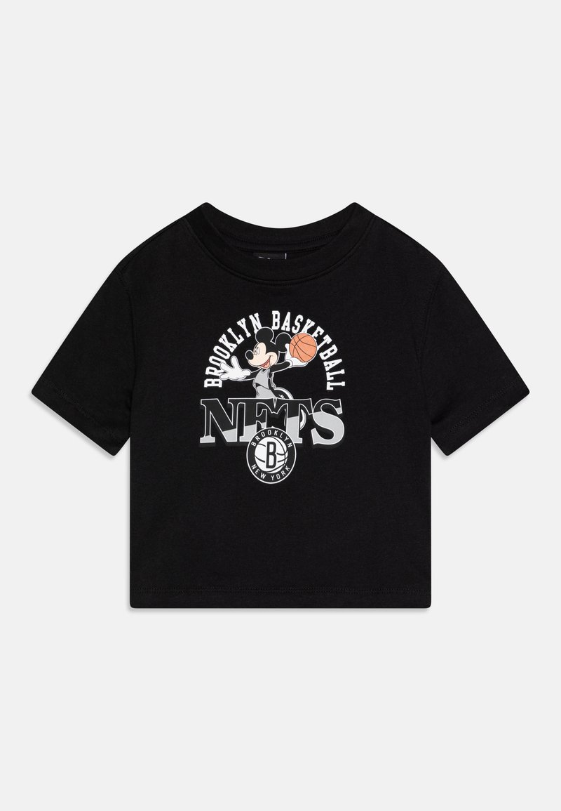 Juodas medvilninis marškinėlis su Mickey Mouse grafika, laikantis krepšinio, su užrašais "BROOKLYN BASKETBALL" ir "NETS" balta ir pilka spalvomis.