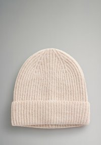 Strikket hue i lys beige med ribbet struktur og en opslået kant. Blødt materiale med rundt topdesign.