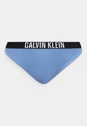 Donji dio bikinija svijetloplave boje s crnim pojasom na kojem je bijeli tekst "Calvin Klein" smješten u sredini pojasa.