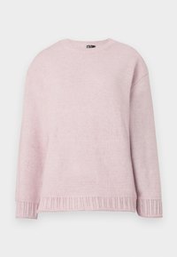 Różowy sweter dzianinowy z okrągłym dekoltem, opadającymi ramionami i ściągaczami. Tekstura jest miękka z subtelnym melanżowym wzorem.