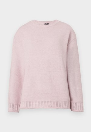 Rosa stickad tröja med rund hals, sänkta axlar och ribbade ärmslut. Texturen är mjuk med ett subtilt melerat mönster.