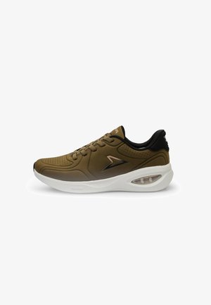 Zapatilla deportiva marrón con parte superior de cuero liso, detalles perforados y suela blanca con amortiguación de aire transparente. Acento en el talón negro.