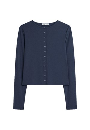 Marineblauwe top met lange mouwen van zachte stof, met een ronde halslijn en een knoopsluiting aan de voorkant met zilverkleurige hardware. Kort model.