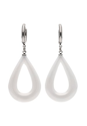 Cercei cerc argintii cu pandantive albe, translucide, în formă de picătură mare, atârnând de mici zale de legătură.