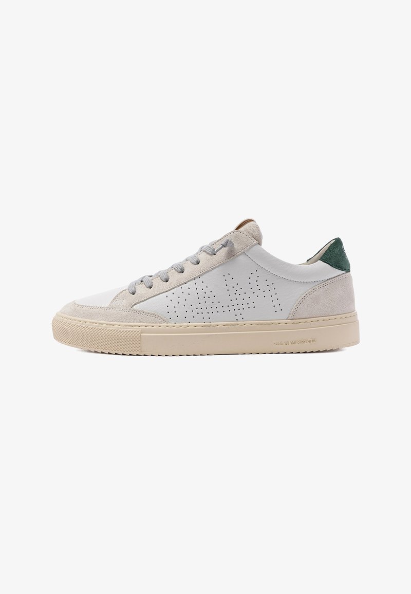 Baskets basses en cuir blanc avec panneaux en daim beige, logo perforé sur le côté, languette verte au talon, semelle beige et lacets gris.
