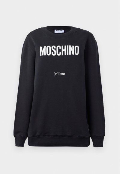 Sudadera negra con cuello redondo que presenta el texto blanco "MOSCHINO" y "Milano" impreso abajo en un tamaño de fuente más pequeño. Material de algodón suave.