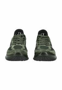 Sneaker in suede verde con pannelli in rete, lacci tondi e suola in gomma nera. Presentano un design elegante adatto per un abbigliamento casual.