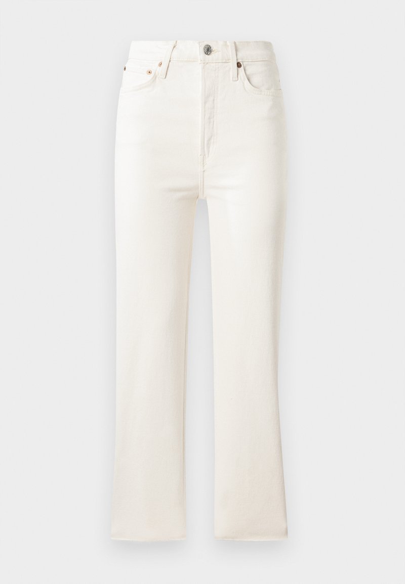 Jean en denim blanc taille haute, évasés, avec une fermeture éclair, cinq poches et des détails de couture subtils. Le tissu a une texture lisse.