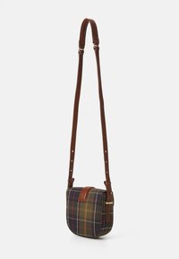 Bolsa transversal em padrão xadrez nas tonalidades castanho, verde e amarelo, com uma alça de couro e fecho de fivela, apresentando uma forma arredondada e uma superfície texturizada.