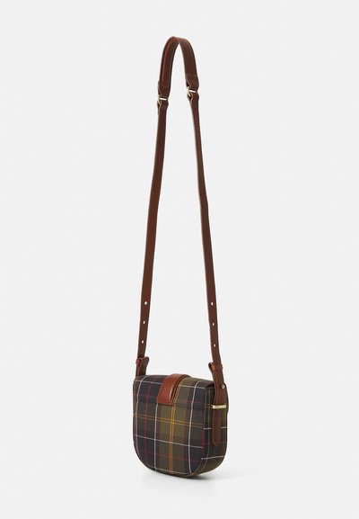 Sac bandoulière en tartan dans des tons marron, vert et jaune, avec une sangle en cuir et une fermeture à boucle, présentant une forme arrondie et une surface texturée.