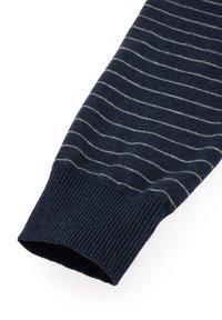 Morska niebieska bluza z białymi poziomymi paskami, ściągacze w prążki oraz miękka faktura. Skupienie na materiale i wzorze w paski.