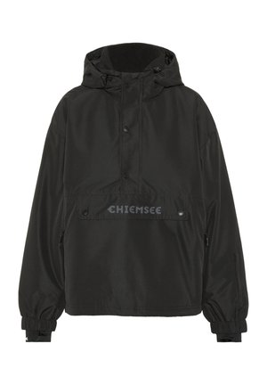 Schwarze Windjacke mit Kapuze, die eine Fronttasche, elastische Bündchen und ein Logo auf der Brust aufweist. Das Material wirkt glatt und wetterbeständig.