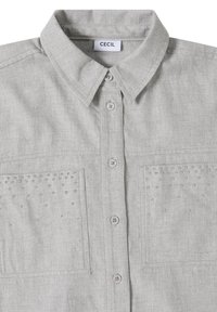 Szara koszula zapinana na guziki, wykonana z teksturowanej tkaniny. Posiada dwie kieszenie z przodu ozdobione dżetami oraz klasyczny design kołnierza.