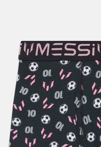 Sorte svarte boxer shorts med et gjentakende mønster av fotballer og nummer 10 i hvitt og rosa. Elastisk midjebånd med "MESSI" i rosa tekst.