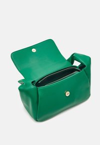 Zelená kožená kabelka se zlatým zapínáním a vnitřní kapsou na zip, otevřená klopa ukazuje vnitřní design na bílém pozadí.