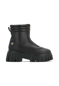 Botas negras hasta el tobillo de cuero suave con cierre de cremallera. Presentan un cuello acolchado, suela gruesa tipo plataforma y un acento de hardware en tono dorado.