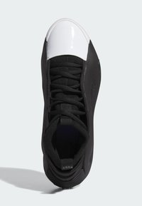 Czarne sneakersy z błyszczącą białą osłoną na palce, z czarnymi sznurówkami, teksturowanym materiałem i gładkim panelem bocznym.