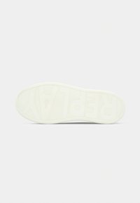 Λευκό λαστιχένιο πέλμα αθλητικού παπουτσιού με υφή αντιολισθητικότητας, με την λέξη "REPLAY" χαραγμένη με έντονα γράμματα. Ομαλός και επίπεδος σχεδιασμός.