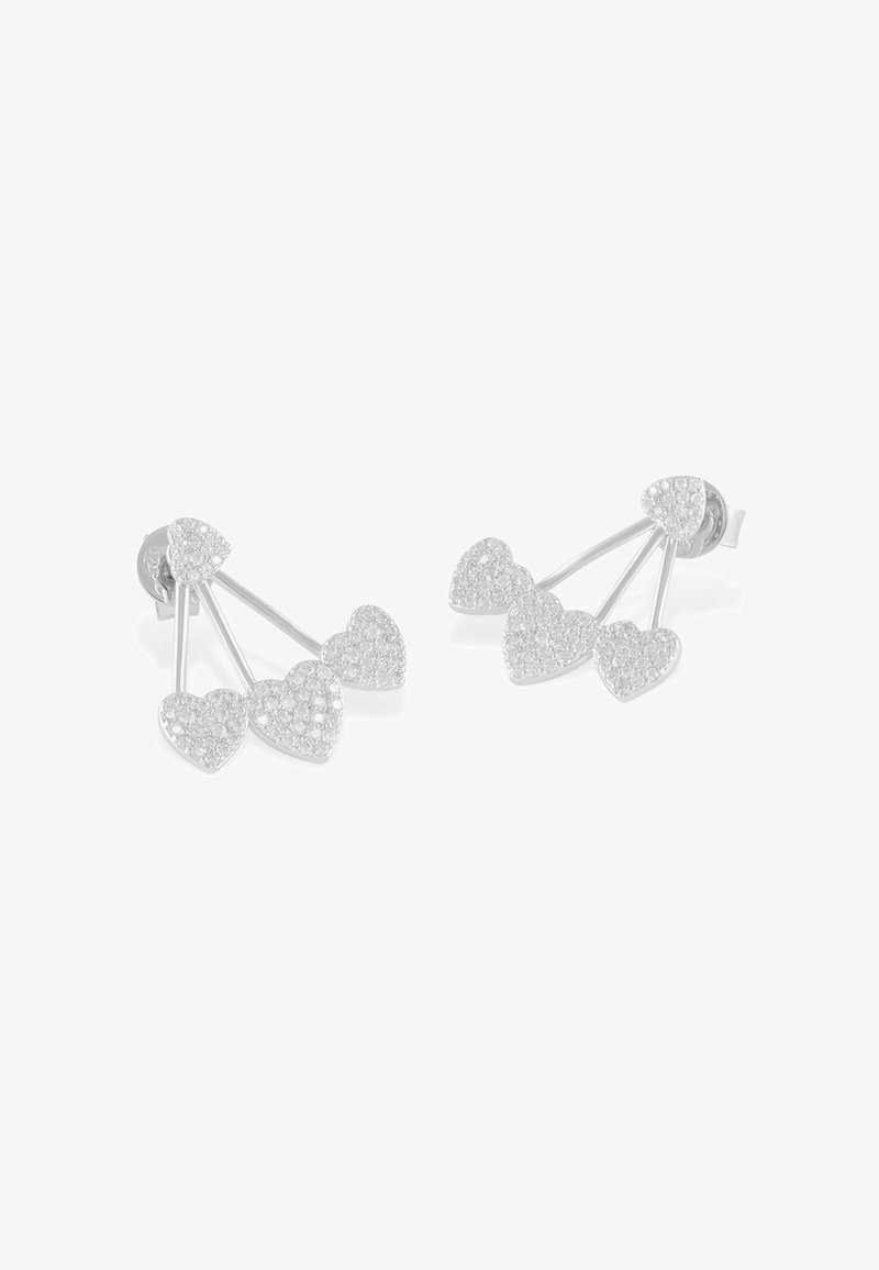 Boucles d'oreilles à clous en argent avec trois petites breloques en forme de cœur incrustées de cristaux clairs, disposées en éventail.
