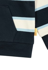 Navy Kapuzenpullover mit horizontalen Streifen in Hellblau und Creme, ausgestattet mit einer Fronttasche und einem kleinen gelben Etikett an der Seitennaht.