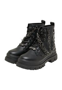 Bottes de combat en cuir noir avec semelles épaisses, chaînes métalliques drapées sur les côtés et lettrage métallique "BUFFALO" sur les lacets.