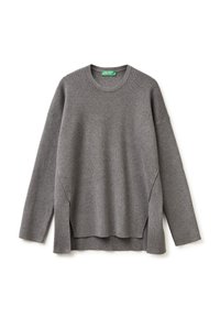 Grauer Strickpullover mit rundem Halsausschnitt, langen Ärmeln und seitlichen Schlitzen. Hat eine weiche Textur und Rippdetails an den Schultern.