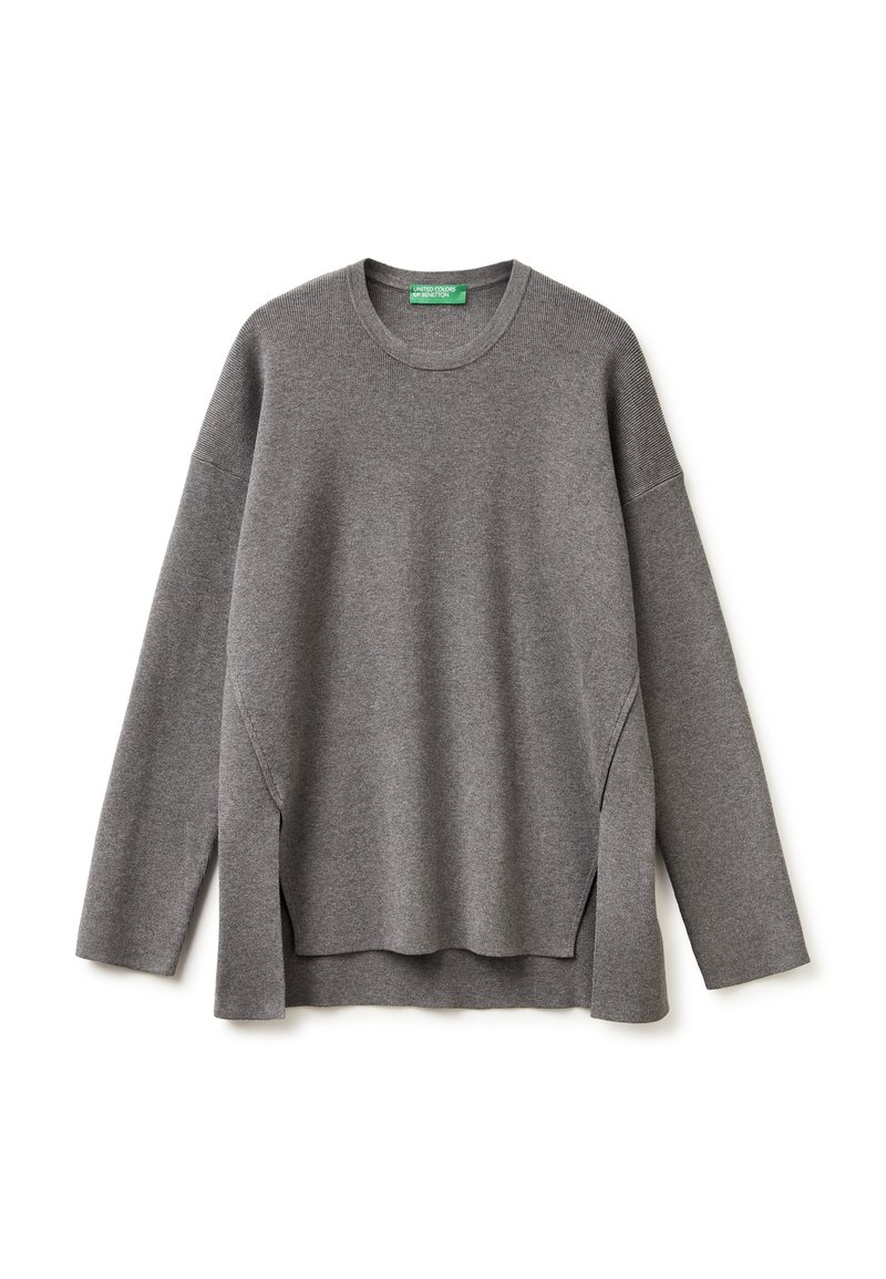 Grauer Strickpullover mit rundem Halsausschnitt, langen Ärmeln und seitlichen Schlitzen. Hat eine weiche Textur und Rippdetails an den Schultern.