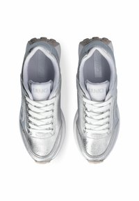Sneaker metalliche argento con lacci bianchi, tomaia testurizzata, suola imbottita e dettaglio del logo del marchio. Presentano una punta arrotondata e una suola durevole.