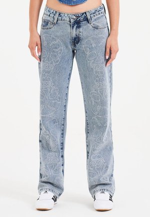 Lyseblå denimjeans med løs pasform, der har detaljerede hvide dødningehovedmønstre på siderne, klassisk fem-lommers design og grundlæggende metalknap.
