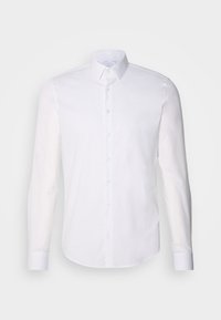 Witte lange mouwen button-up dress shirt met een klassieke kraag, rechte manchetten en een subtiel logo op de borst, weergegeven op een effen achtergrond.