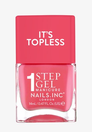 Nagellakfles met een heldere roze dop met het label "IT'S TOPLESS." Duidelijke glazen body met een roze gelformule. Inhoud van 14 ml.