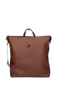 Borsa in pelle marrone con finitura testurizzata, dotata di chiusura con zip superiore, una maniglia corta e un portachiavi decorativo sul lato.