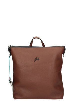 Borsa in pelle marrone con finitura testurizzata, dotata di chiusura con zip superiore, una maniglia corta e un portachiavi decorativo sul lato.