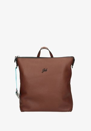 Borsa in pelle marrone con finitura testurizzata, dotata di chiusura con zip superiore, una maniglia corta e un portachiavi decorativo sul lato.