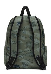 Mochila verde con correas negras, que presenta un patrón gráfico de paisajes escénicos en azul oscuro. Incluye bolsillos laterales y un asa en la parte superior.