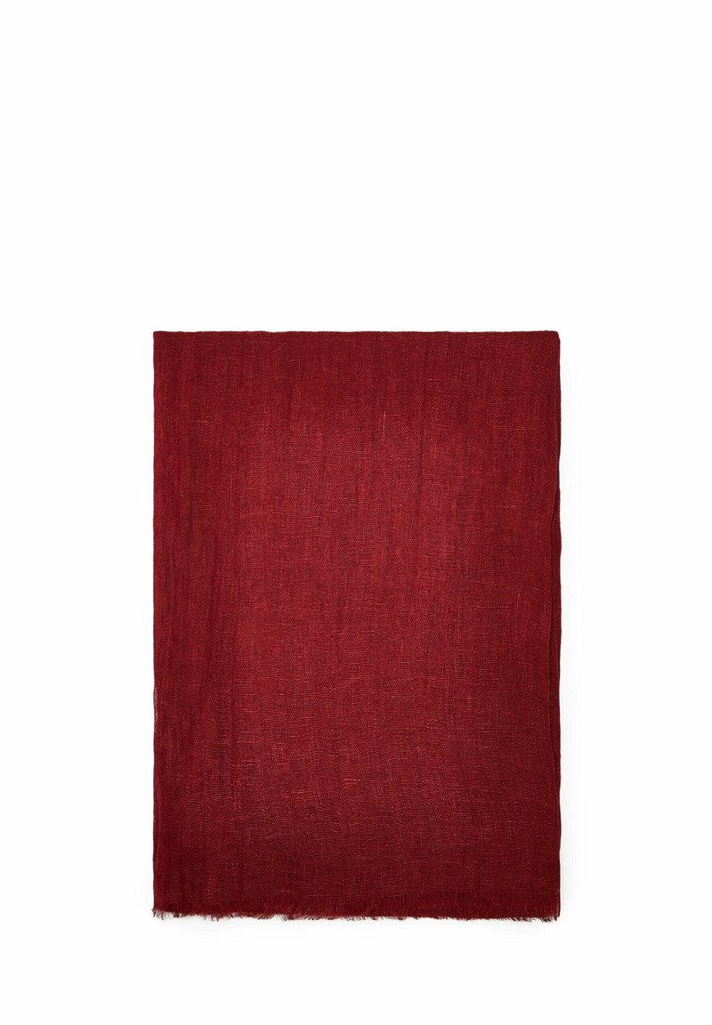Tissu rectangulaire rouge avec une surface légèrement texturée et des bords effilochés sur fond blanc.