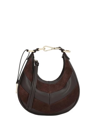 Sac à main en cuir et suède marron foncé en forme de croissant avec des anses chaîne dorées et un pompon sur la fermeture éclair.