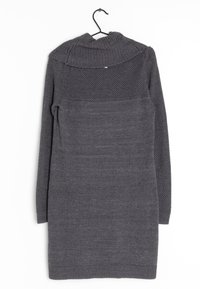 Grå stickad klänning med en hög, strukturerad krage och långa ärmar. Kroppen har en slät stickning, medan kragen har ett ribbat mönster.
