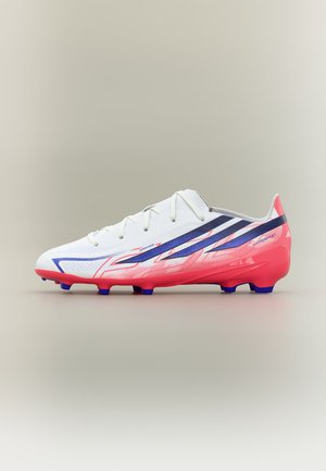 Scarpa da calcio bianca con dettagli blu e rosa, tacchetti blu e lacci, mostrata di profilo su uno sfondo neutro.