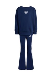 Tmavomodrá mikina s bielym srdcovým emblémom, doplnená o zladené rozšírené nohavice s bielymi bočnými pruhmi a logom na nohavici.