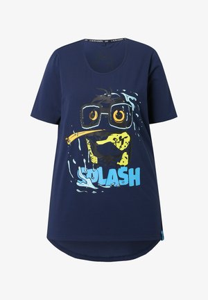 Camiseta de color azul marino con cuello redondo y mangas cortas, que presenta un gráfico de un perro con gafas, con "SPLASH" en azul debajo.