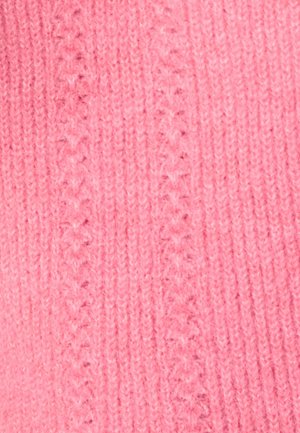 Tela de punto rosa con canaletas verticales y sutiles patrones de encaje que recorren de manera paralela la textura.