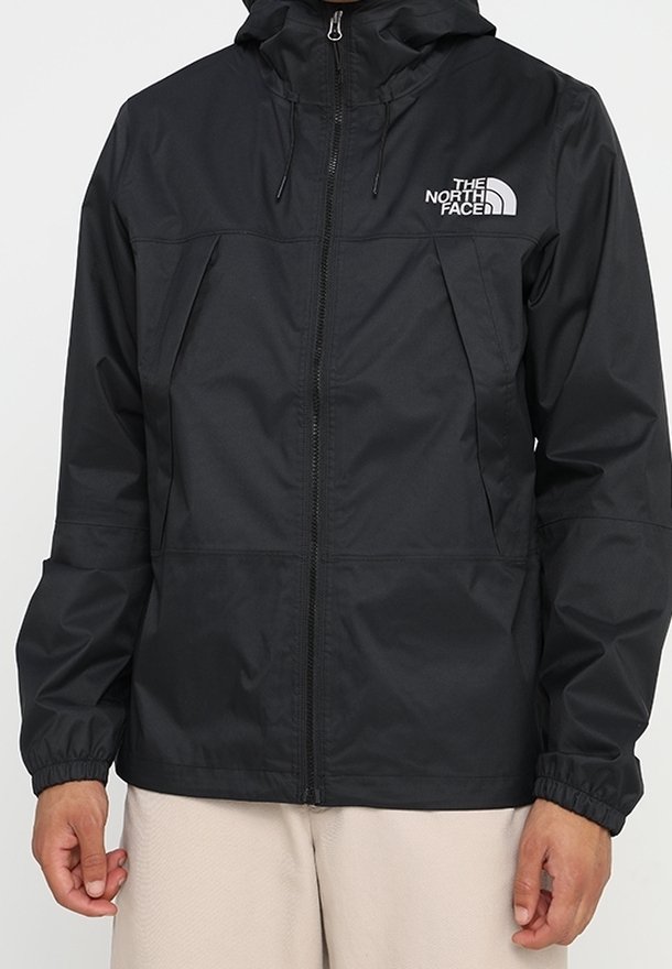 Černá nepromokavá bunda se zipem vpředu, nastavitelnou kapucí, elastickými manžetami a logem The North Face na levé straně hrudi. Hladká textura.