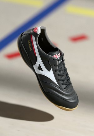 MORELIA SALA PRO IN - Halové kopačky - black/white/chinese red