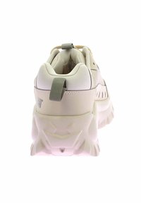 Sneaker chunky in crema e beige chiaro, con una tomaia testurizzata, una linguetta e una suola bianca spessa e sagomata con scanalature prominenti.