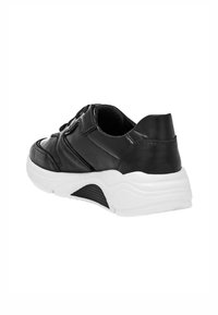 Schwarzer synthetischer Sneaker mit weißer Sohle, runder Form, strukturiertem Obermaterial und kontrastierenden Akzenten an der Seite.