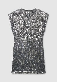 Silbernes Paillettenoberteil mit V-Ausschnitt, kurzen Ärmeln und figurbetonter Form. Die Pailletten reflektieren das Licht und erzeugen so ein strukturiertes, schimmerndes Aussehen.