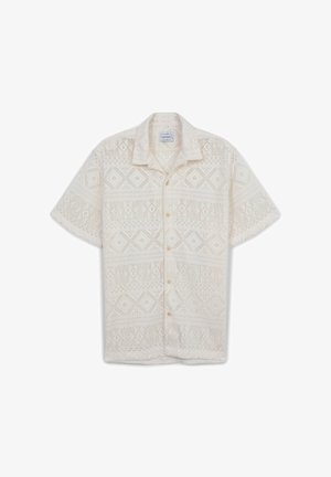 Chemise blanche à manches courtes avec un motif en diamants délicat, fabriquée dans un tissu semblable à de la dentelle, avec un col classique et une fermeture à boutons.